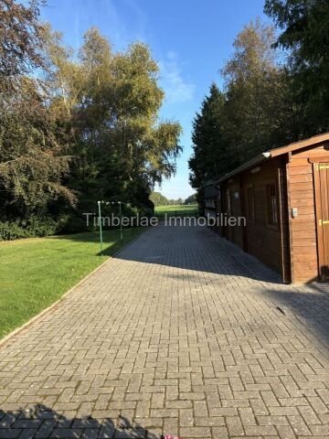  Charmanter Flachdachbungalow mit 2 Ferienwohnungen – Traumhafte Gartenanlage nahe dem Timmeler Meer