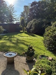  Charmanter Flachdachbungalow mit 2 Ferienwohnungen – Traumhafte Gartenanlage nahe dem Timmeler Meer