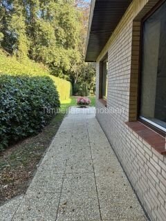  Charmanter Flachdachbungalow mit 2 Ferienwohnungen – Traumhafte Gartenanlage nahe dem Timmeler Meer