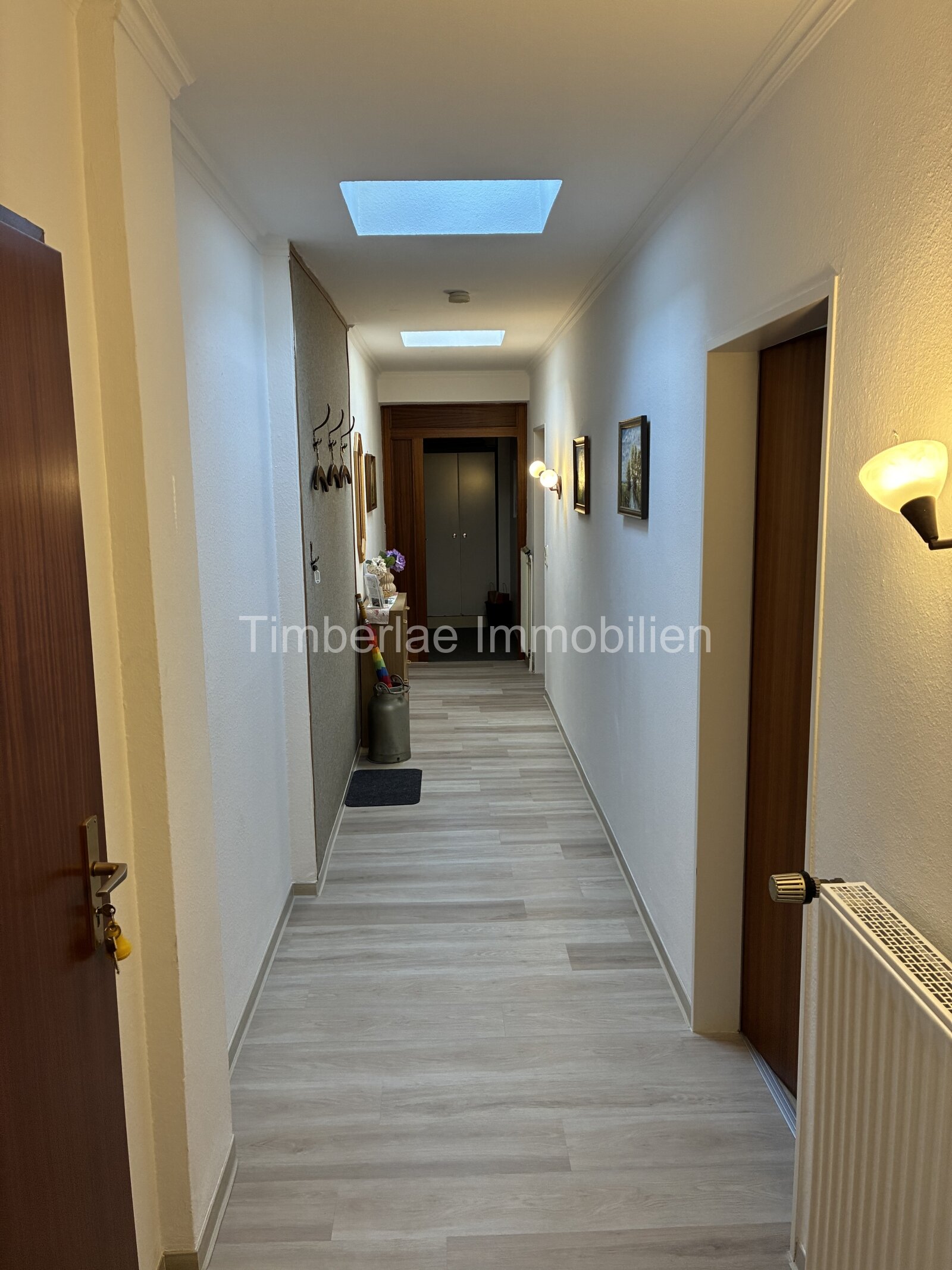  Charmanter Flachdachbungalow mit 2 Ferienwohnungen – Traumhafte Gartenanlage nahe dem Timmeler Meer