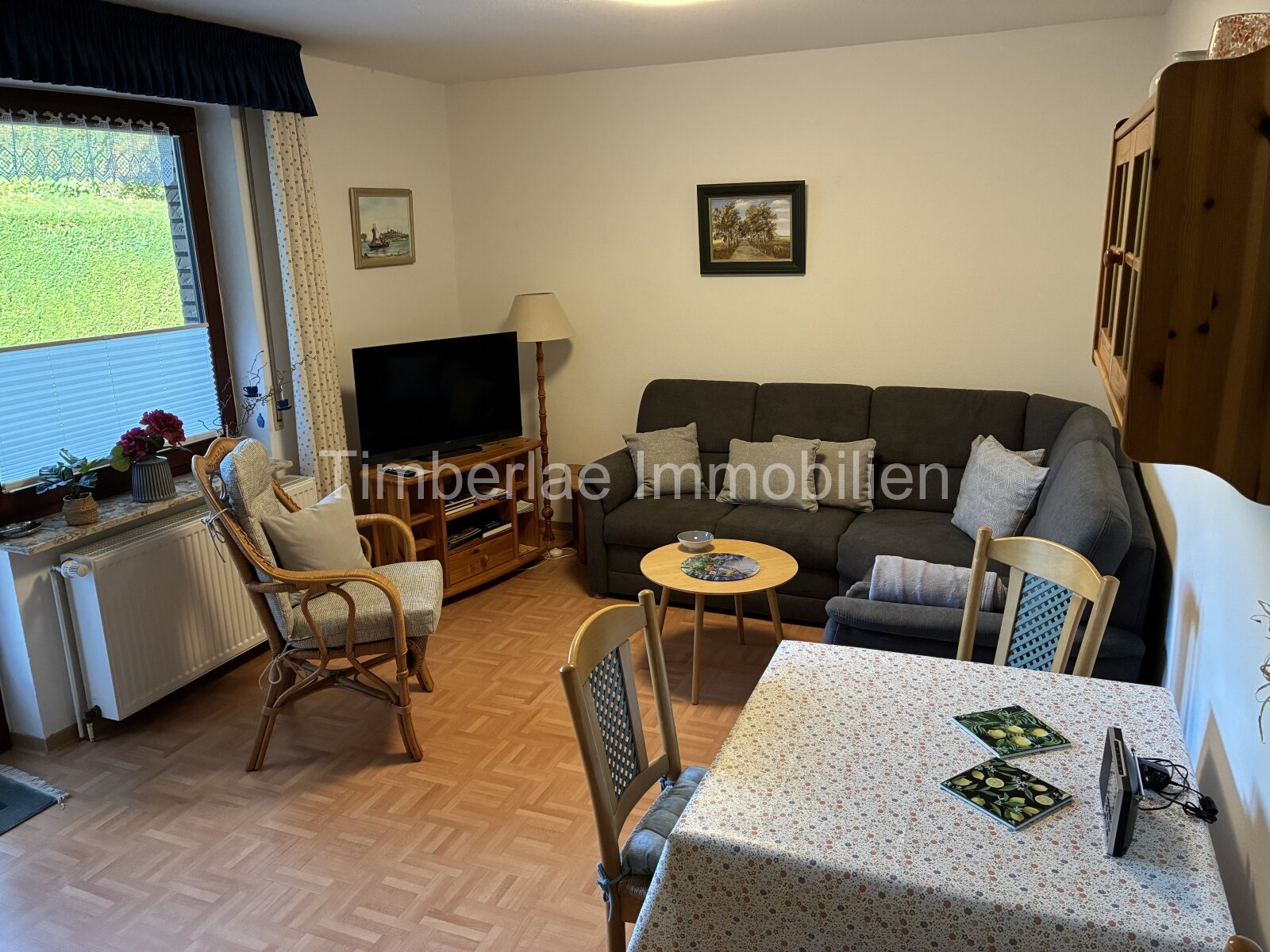  Charmanter Flachdachbungalow mit 2 Ferienwohnungen – Traumhafte Gartenanlage nahe dem Timmeler Meer