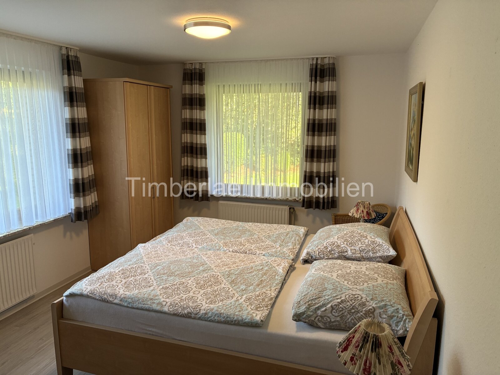  Charmanter Flachdachbungalow mit 2 Ferienwohnungen – Traumhafte Gartenanlage nahe dem Timmeler Meer