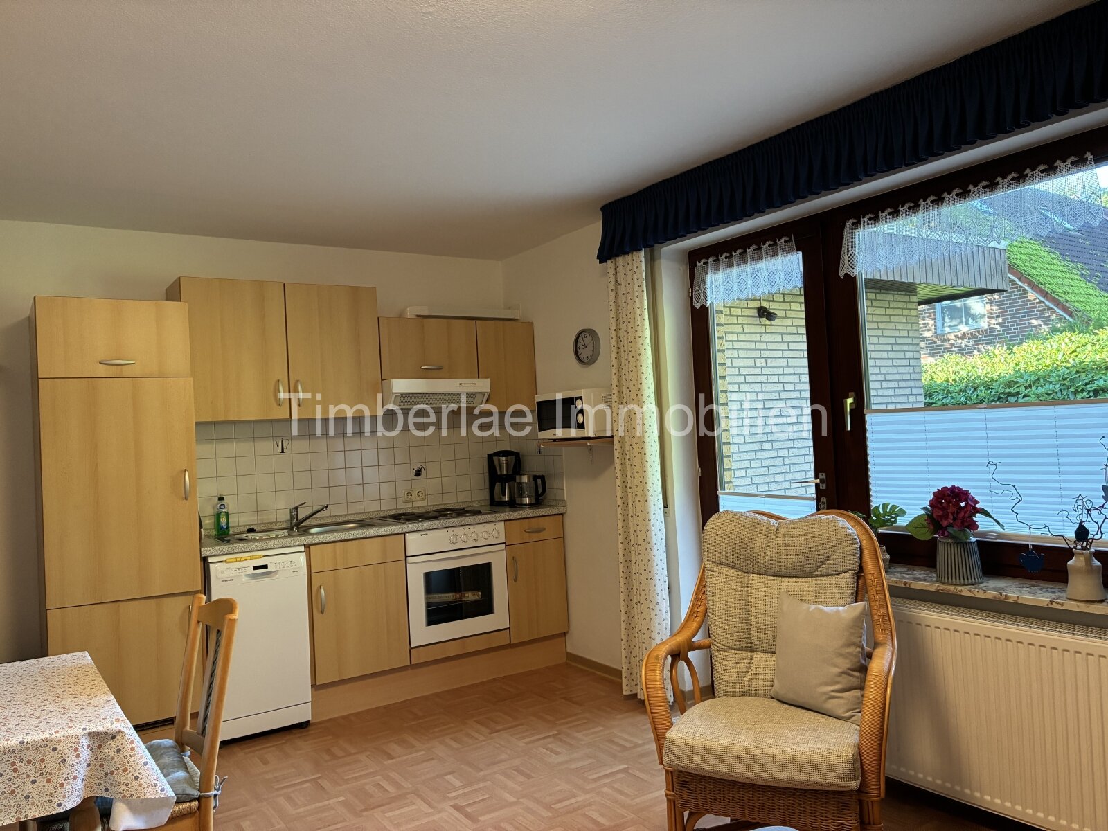  Charmanter Flachdachbungalow mit 2 Ferienwohnungen – Traumhafte Gartenanlage nahe dem Timmeler Meer